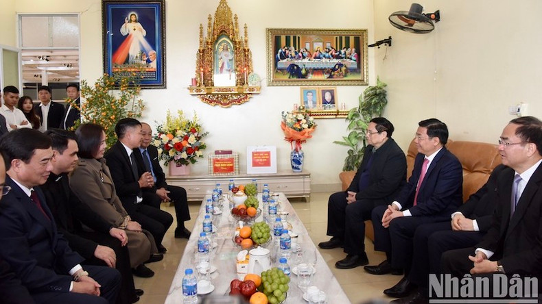 Премьер-министр Фам Минь Тьинь посещает католическую семью в городе Бакжанг. Премьер-министр Фам Минь Тьинь посещает католическую семью в городе Бакжанг.