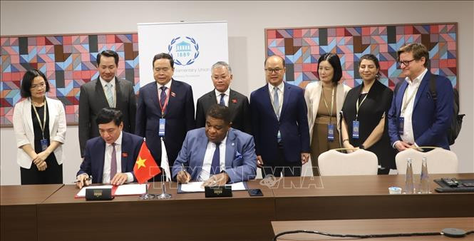 Церемония подписания Соглашения между НС Вьетнама и Секретариатом МПС о способе организации 9-й Глобальной конференции молодых парламентариев в Ханое. Фото: ВИА Церемония подписания Соглашения между НС Вьетнама и Секретариатом МПС о способе организации 9-й Глобальной конференции молодых парламентариев в Ханое. Фото: ВИА