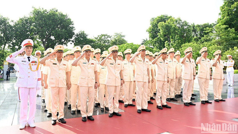 Делегация Центрального парткома Сил народной общественной безопасности и Министерства общественной безопасности. Фото: Чан Хай Делегация Центрального парткома Сил народной общественной безопасности и Министерства общественной безопасности. Фото: Чан Хай