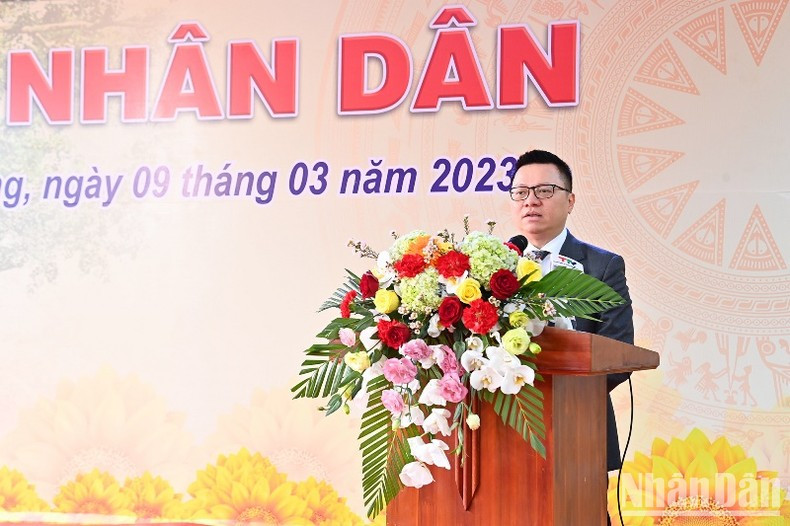 Главный редактор газеты «Нянзан» Ле Куок Минь выступает на церемонии. Фото: Тхюи Нгуен Главный редактор газеты «Нянзан» Ле Куок Минь выступает на церемонии. Фото: Тхюи Нгуен