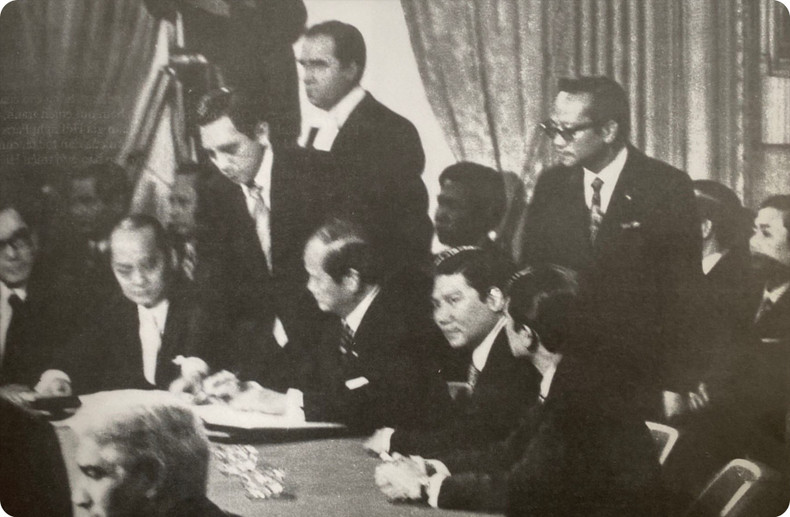 Министр иностранных дел Чан Ван Лам, представитель Правительства Республики Вьетнам, подписывает Парижские соглашения. Министр иностранных дел Чан Ван Лам, представитель Правительства Республики Вьетнам, подписывает Парижские соглашения.