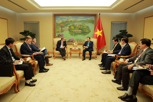 Вице-премьер Чан Хонг Ха принимает г-на Стюарта Э. Джонса. Фото: VGP Вице-премьер Чан Хонг Ха принимает г-на Стюарта Э. Джонса. Фото: VGP