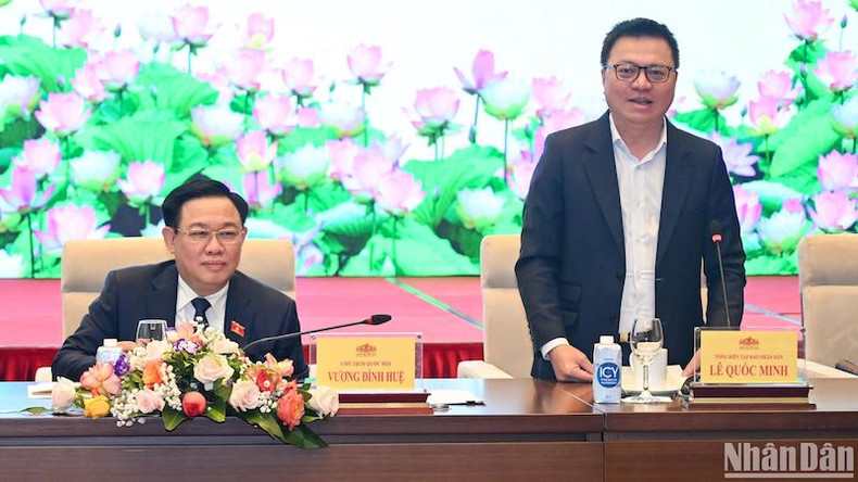 Главный редактор газеты «Нянзан», Председатель Союза журналистов Вьетнама Ле Куок Минь выступает на встрече. Фото: Зюи Линь Главный редактор газеты «Нянзан», Председатель Союза журналистов Вьетнама Ле Куок Минь выступает на встрече. Фото: Зюи Линь