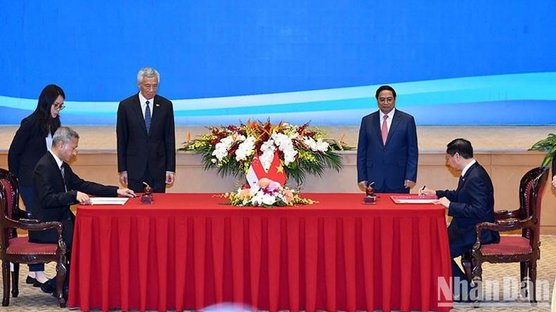 Оба Премьер-министра на церемонии подписания документов между двумя странами. Фото: Чан Хай Оба Премьер-министра на церемонии подписания документов между двумя странами. Фото: Чан Хай