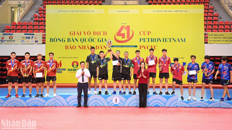 Заместитель главного редактора Кюэ Динь Нгуен и заместитель председателя Народного комитета провинции Куангнинь Нгуен Тхи Хань вручают медали и кубки победителям в мужской командной категории. Заместитель главного редактора Кюэ Динь Нгуен и заместитель председателя Народного комитета провинции Куангнинь Нгуен Тхи Хань вручают медали и кубки победителям в мужской командной категории.