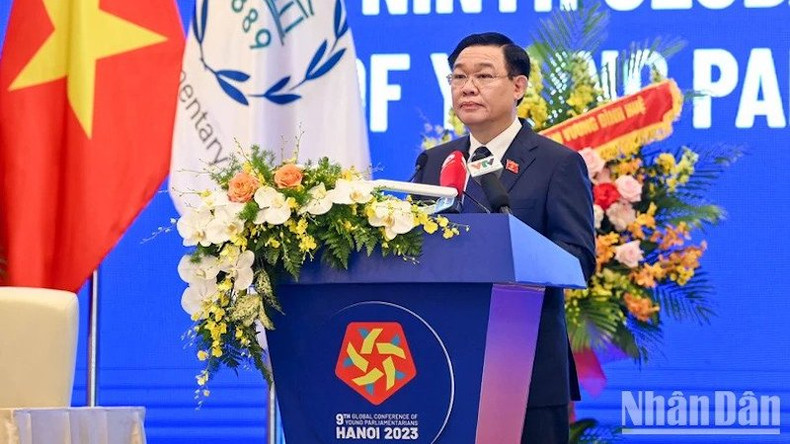 Председатель НС Выонг Динь Хюэ выступает на открытии конференции. Фото: Зюи Линь Председатель НС Выонг Динь Хюэ выступает на открытии конференции. Фото: Зюи Линь