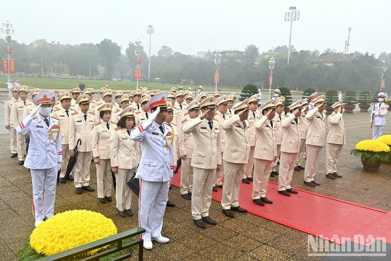 Делегация Центральной парторганизации Сил общественной безопасности почитает память Президента Хо Ши Мина. Делегация Центральной парторганизации Сил общественной безопасности почитает память Президента Хо Ши Мина.