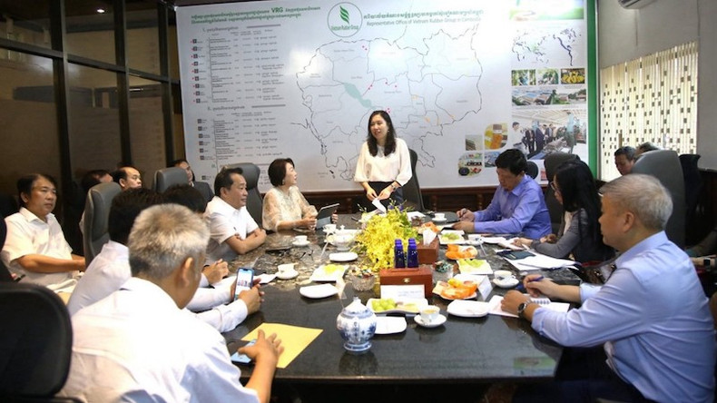 Заминистра Ле Тхи Тху Ханг на встрече с руководителями Клуба вьетнамских предприятий в Камбодже. Фото: baoquocte.vn Заминистра Ле Тхи Тху Ханг на встрече с руководителями Клуба вьетнамских предприятий в Камбодже. Фото: baoquocte.vn