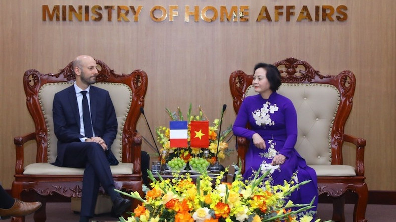 Замглавы Организационного отдела ЦК КПВ, Министр внутренних дел Фам Тхи Тхань Ча и Министр трансформации государственного сектора и государственной службы Франции Станислас Герини. Фото: ВИА Замглавы Организационного отдела ЦК КПВ, Министр внутренних дел Фам Тхи Тхань Ча и Министр трансформации государственного сектора и государственной службы Франции Станислас Герини. Фото: ВИА