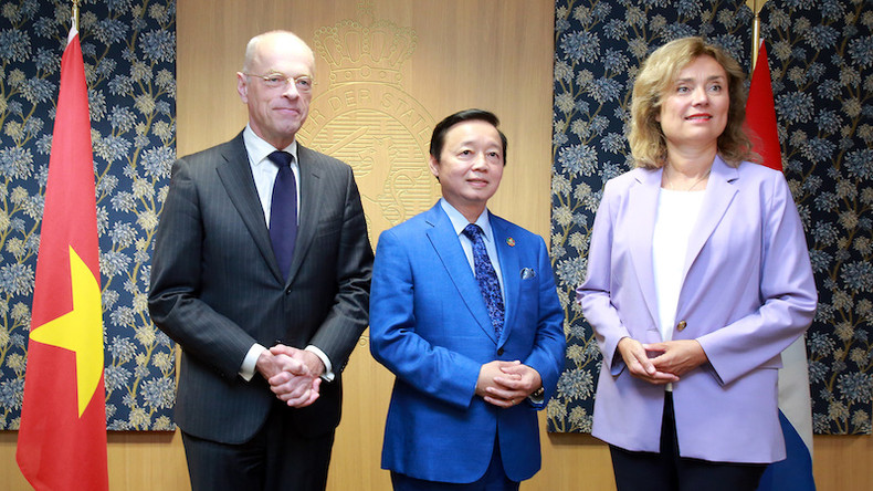 Вице-премьер Чан Хонг Ха, Председатель Палаты представителей Вера Бергкамп и Председатель Сената Ян Антони Брёйн. Фото: МИД Вьетнама Вице-премьер Чан Хонг Ха, Председатель Палаты представителей Вера Бергкамп и Председатель Сената Ян Антони Брёйн. Фото: МИД Вьетнама