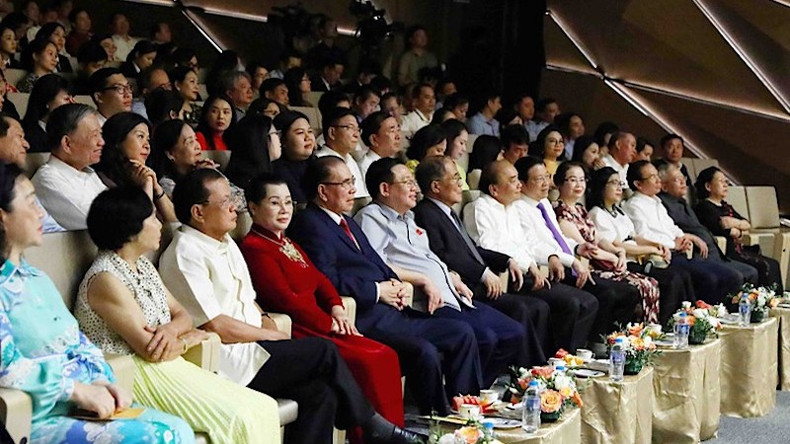 Руководители Партии и Государства на концерте. Руководители Партии и Государства на концерте.