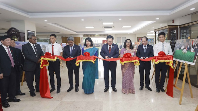 Церемония открытия фотовыставки, посвященной 50-летию отношений традиционной дружбы и сотрудничества между Вьетнамом и Бангладеш. Фото: ВИА Церемония открытия фотовыставки, посвященной 50-летию отношений традиционной дружбы и сотрудничества между Вьетнамом и Бангладеш. Фото: ВИА