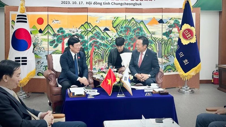 Руководитель провинции Чхунбук принимает рабочую делегацию провинции Виньфук. Руководитель провинции Чхунбук принимает рабочую делегацию провинции Виньфук.