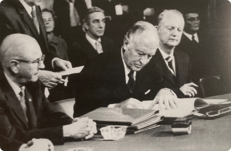 Государственный секретарь США Уильям П. Роджерс, представитель Правительства США, подписывает Парижские соглашения. Государственный секретарь США Уильям П. Роджерс, представитель Правительства США, подписывает Парижские соглашения.