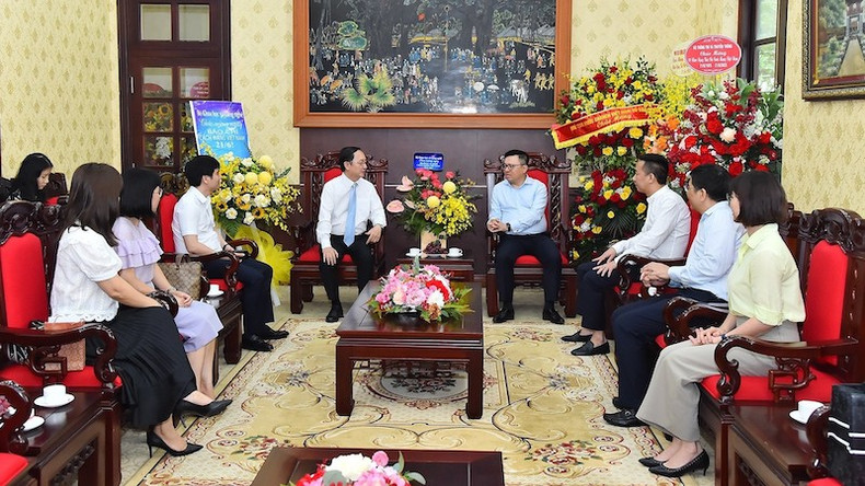 Главный редактор Ле Куок Минь принимает Министра науки и технологий Хюинь Тхань Дата. Главный редактор Ле Куок Минь принимает Министра науки и технологий Хюинь Тхань Дата.