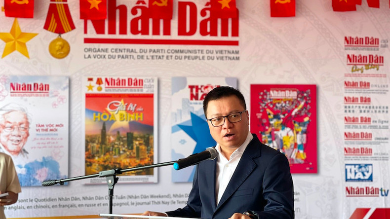 Главный редактор Ле Куок Минь выступает на открытии выставочного стенда Вьетнама. Главный редактор Ле Куок Минь выступает на открытии выставочного стенда Вьетнама.