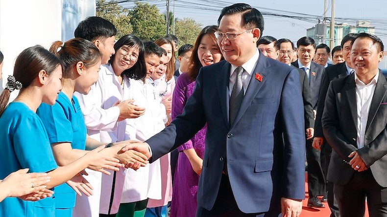 Председатель НС Выонг Динь Хюэ и врачи, сотрудники больницы «La Vie». Фото: ВИА Председатель НС Выонг Динь Хюэ и врачи, сотрудники больницы «La Vie». Фото: ВИА