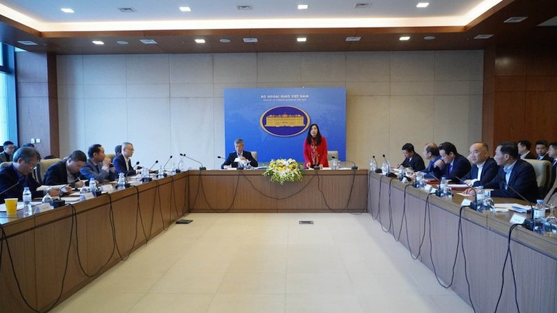 Общий вид заседания, заседание, посвященного работе с вьетнамцами, проживающими за границей, и защите граждан. Фото: baoquocte.vn Общий вид заседания, заседание, посвященного работе с вьетнамцами, проживающими за границей, и защите граждан. Фото: baoquocte.vn