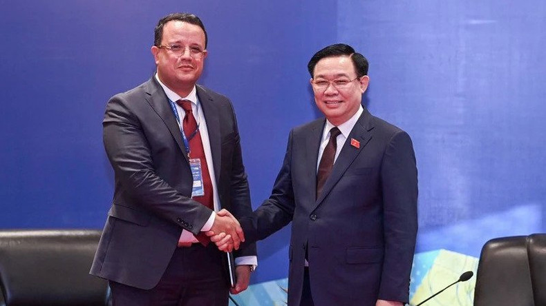 Председатель НС Выонг Динь Хюэ и Зампредседателя Национальной народной ассамблеи Алжира Мухдьер Буден. Фото: Зюи Линь Председатель НС Выонг Динь Хюэ и Зампредседателя Национальной народной ассамблеи Алжира Мухдьер Буден. Фото: Зюи Линь