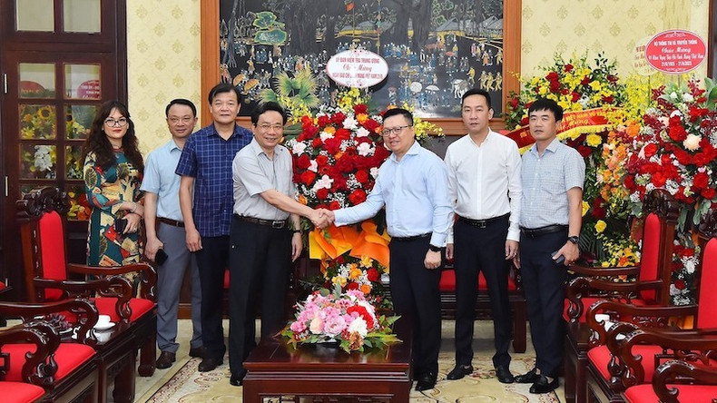 Товарищ Ле Куок Минь принимает Замначальника Контрольно-ревизионной комиссии ЦК КПВ Нгуен Фу Кыонга. Товарищ Ле Куок Минь принимает Замначальника Контрольно-ревизионной комиссии ЦК КПВ Нгуен Фу Кыонга.