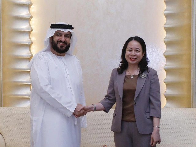 Вице-президент Во Тхи Ань Суан и директор Информационного агентства ОАЭ Мохамед Джаляль Аль-Раиси. Фото: ВИА Вице-президент Во Тхи Ань Суан и директор Информационного агентства ОАЭ Мохамед Джаляль Аль-Раиси. Фото: ВИА