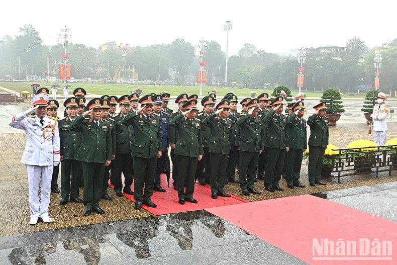 Делегация Центрального военного комитета и Министерства обороны почитает память Президента Хо Ши Мина. Делегация Центрального военного комитета и Министерства обороны почитает память Президента Хо Ши Мина.