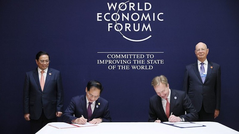 Премьер-министр Фам Минь Тьинь и Председатель ВЭФ Клаус Шваб присутствуют на церемонии подписания МОВ между Вьетнамом и ВЭФ на период 2023-2026 гг. Фото: VGP