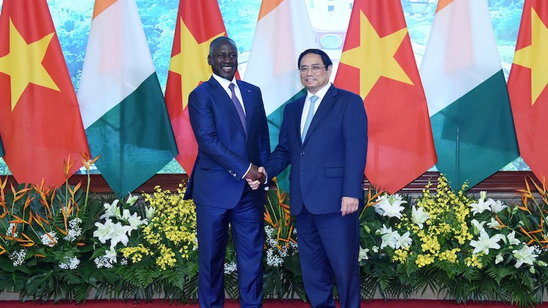 Премьер-министр Фам Минь Тьинь и Председатель Парламента Кот-д'Ивуара Адама Биктого. Фото: Чан Хай Премьер-министр Фам Минь Тьинь и Председатель Парламента Кот-д'Ивуара Адама Биктого. Фото: Чан Хай