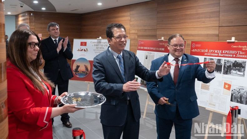 Посол Данг Минь Кхой на выставке «Санкт-Петербург и Вьетнам: дружба, проверенная временем». Фото: Тхань Тхэ Посол Данг Минь Кхой на выставке «Санкт-Петербург и Вьетнам: дружба, проверенная временем». Фото: Тхань Тхэ