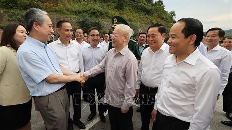 Генеральный секретарь ЦК КПВ Нгуен Фу Чонг и Посол Китая во Вьетнаме Сюн Бо посещают международный контрольно-пропускной пункт Хыунги. Фото: ВИА Генеральный секретарь ЦК КПВ Нгуен Фу Чонг и Посол Китая во Вьетнаме Сюн Бо посещают международный контрольно-пропускной пункт Хыунги. Фото: ВИА