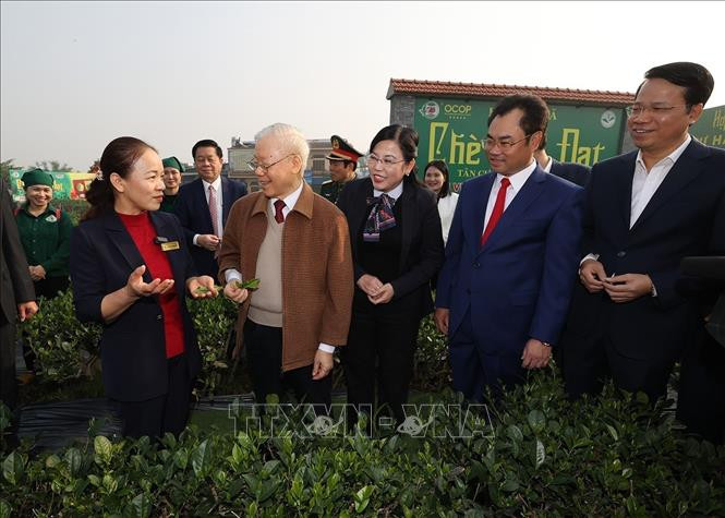Генеральный секретарь ЦК КПВ Нгуен Фу Чонг посещает чайный кооператив Хаодат. Фото: ВИА Генеральный секретарь ЦК КПВ Нгуен Фу Чонг посещает чайный кооператив Хаодат. Фото: ВИА