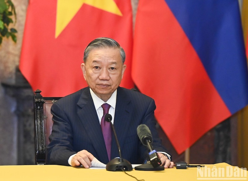 Президент То Лам выступает на пресс-конференции. Президент То Лам выступает на пресс-конференции.