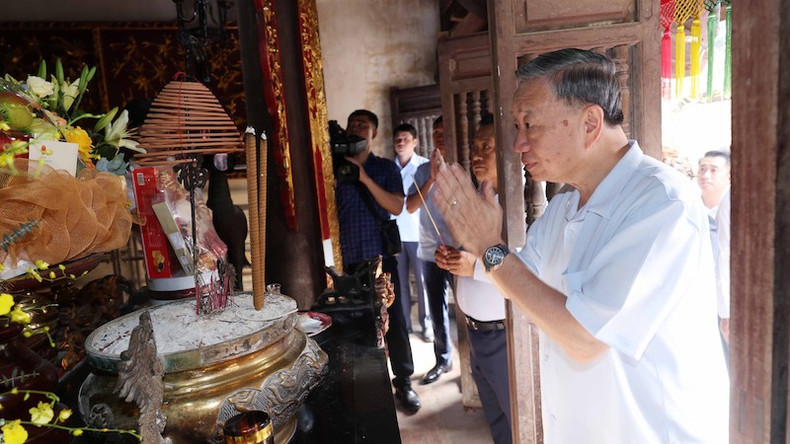 Президент То Лам воскуряет благовония в память о Бокай-дайвыонг Фунг Хынге. Фото: ВИА Президент То Лам воскуряет благовония в память о Бокай-дайвыонг Фунг Хынге. Фото: ВИА