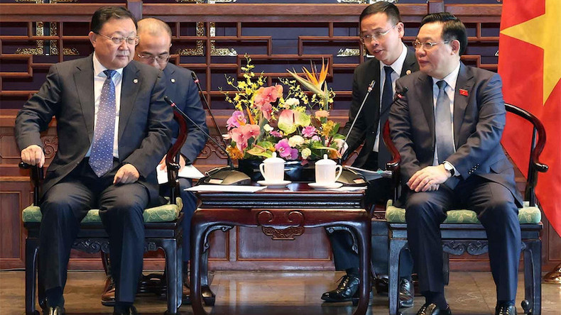 Председатель НС Выонг Динь Хюэ и Председатель Cовета директоров Китайской компании коммуникаций и строительства Ван Тунчжоу. Фото: ВИА Председатель НС Выонг Динь Хюэ и Председатель Cовета директоров Китайской компании коммуникаций и строительства Ван Тунчжоу. Фото: ВИА