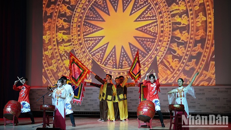 Вьетнамские студенты являются послами, помогающим продвигать вьетнамскую культуру среди российских и иностранных друзей. Вьетнамские студенты являются послами, помогающим продвигать вьетнамскую культуру среди российских и иностранных друзей.