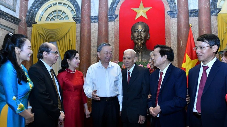 Генеральный секретарь ЦК КПВ, Президент То Лам и участники втсречи. Фото: Данг Кхоа Генеральный секретарь ЦК КПВ, Президент То Лам и участники втсречи. Фото: Данг Кхоа