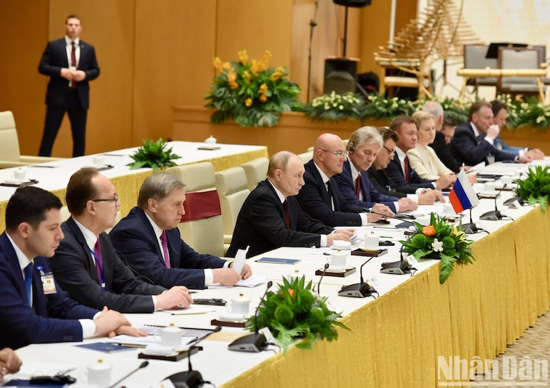 Президент Владимир Путин и члены делегации России на встрече. Президент Владимир Путин и члены делегации России на встрече.