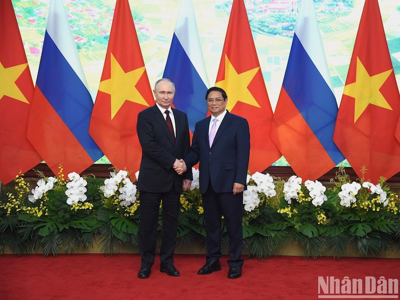 Премьер-министр Фам Минь Тьинь и Президент России Владимир Путин. Премьер-министр Фам Минь Тьинь и Президент России Владимир Путин.