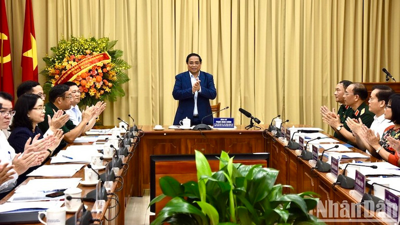 Премьер-министр Фам Минь Тьинь высутпает на встрече. Фото: Чан Хай Премьер-министр Фам Минь Тьинь высутпает на встрече. Фото: Чан Хай