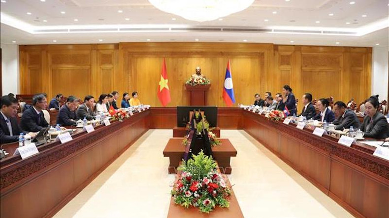 Общий вид переговоров между Зампредседателя НС Вьетнама Нгуен Кхак Динем и Зампредседателя НС Лаоса Чалеун Япаохером. Фото: ВИА Общий вид переговоров между Зампредседателя НС Вьетнама Нгуен Кхак Динем и Зампредседателя НС Лаоса Чалеун Япаохером. Фото: ВИА