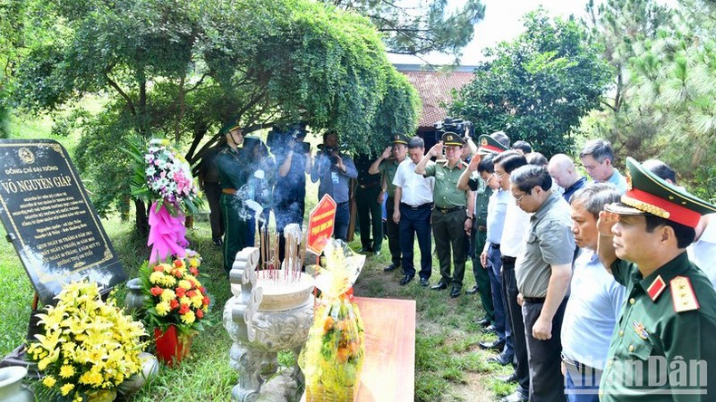 Делегация посещает место упокоения генерала армии Во Нгуен Зяпа. Делегация посещает место упокоения генерала армии Во Нгуен Зяпа.