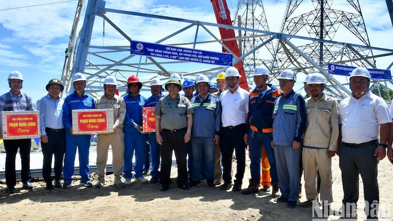 Премьер-министр Фам Минь Тьинь вручает подарки инженерам и рабочим, участвующим в строительстве линии электропередачи 500 кВ Куангчать-Кюиньлыу. Премьер-министр Фам Минь Тьинь вручает подарки инженерам и рабочим, участвующим в строительстве линии электропередачи 500 кВ Куангчать-Кюиньлыу.