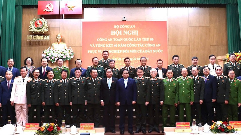 Премьер-министр Фам Минь Тьинь и делегаты на конференции. Фото: Чан Хай Премьер-министр Фам Минь Тьинь и делегаты на конференции. Фото: Чан Хай