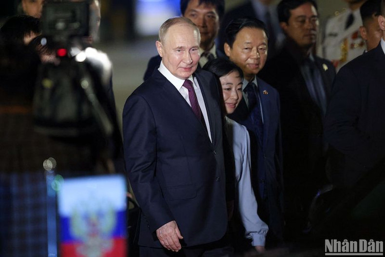Президент Владимир Путин в международном аэропорту Нойбай. Президент Владимир Путин в международном аэропорту Нойбай.