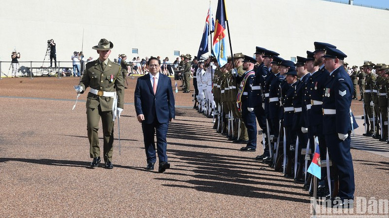 Премьер-министр Фам Минь Тьинь обходит строй почетного караула. Фото: Тхань Жанг Премьер-министр Фам Минь Тьинь обходит строй почетного караула. Фото: Тхань Жанг