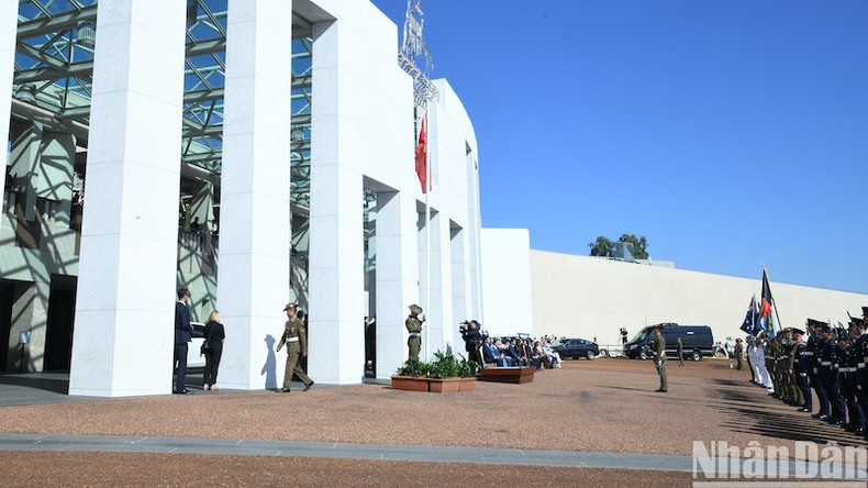 Перед зданием Парламента Австралии был поднят государственный флаг Вьетнама. Фото: Тхань Жанг Перед зданием Парламента Австралии был поднят государственный флаг Вьетнама. Фото: Тхань Жанг