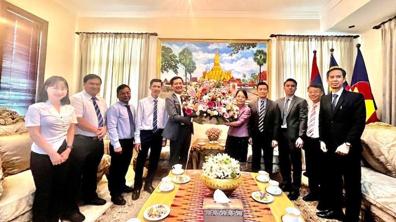 Делегация Посольства Вьетнама в Малайзии поздравляет сотрудников Посольства Лаоса с праздником Бунпимай. Фото: ВИА Делегация Посольства Вьетнама в Малайзии поздравляет сотрудников Посольства Лаоса с праздником Бунпимай. Фото: ВИА