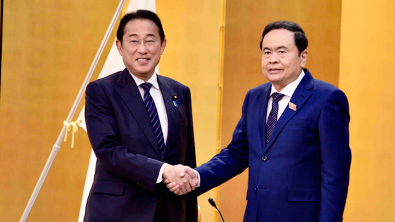 Председатель НС Чан Тхань Ман и бывший Премьер-министр Японии Кисида Фумио. Фото: ВИА Председатель НС Чан Тхань Ман и бывший Премьер-министр Японии Кисида Фумио. Фото: ВИА