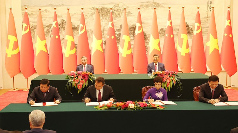 Церемония подписания документов о сотрудничестве между ведомствами, министерствами, секторами и местностями двух стран. Фото: ВИА Церемония подписания документов о сотрудничестве между ведомствами, министерствами, секторами и местностями двух стран. Фото: ВИА