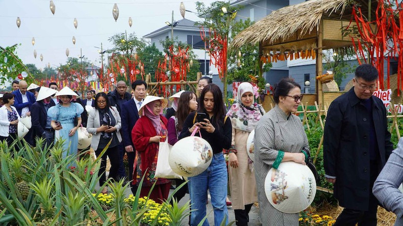 Иностранные гости посещают цветочную дорожку «Home Hanoi Spring». Фото: baoquocte.vn Иностранные гости посещают цветочную дорожку «Home Hanoi Spring». Фото: baoquocte.vn